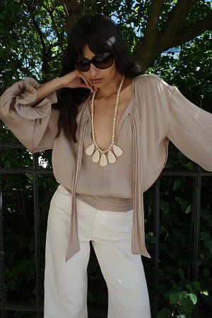 Light Beige Blouse à volants avec taille froncée
