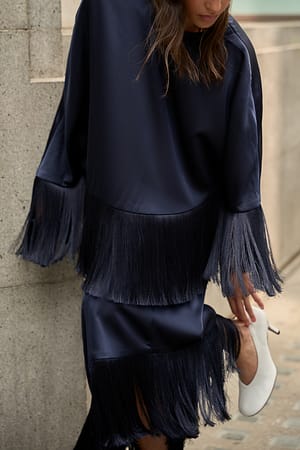 Navy Satin Asymmetrischer Fransen-Cape