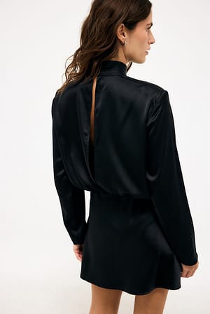 Black Vestido Mini con Detalle de Espalda Satinada