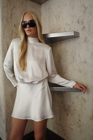 Cream Vestido Mini con Detalle de Espalda Satinada