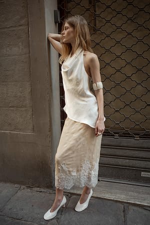 Cream asymmetrisch drapiertes Satin-Neckholder-Top