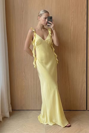 Yellow Maxivestido de satén con volantes en los hombros