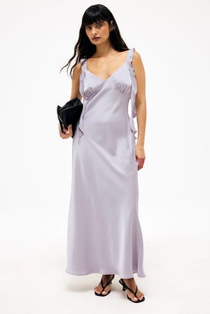 Lilac Maxikjole i satin med flæser på skuldrene
