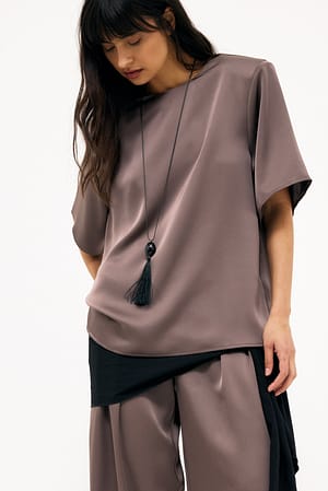 Brown T-Shirt aus Satin mit Schulterpolstern