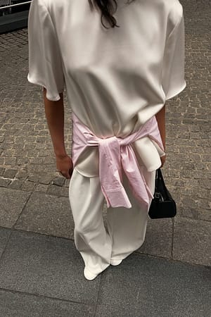 Cream T-shirt avec épaulettes en satin
