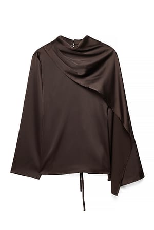 Plum Blusa capa de satén con bufanda