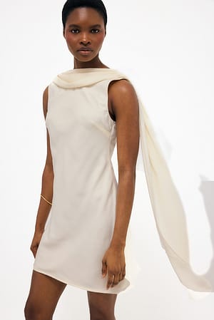 Cream Satin-Minikleid mit Schaldetail