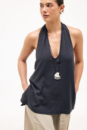 Black Top halter con escote redondo