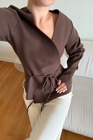 Dark Brown Tætsiddende cardigan med sculpted ærmer