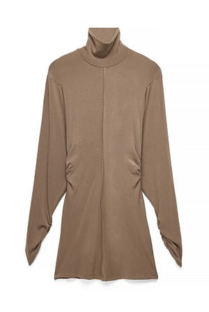 Taupe Mini-Kleid mit Fledermausärmeln und Nahtdetail