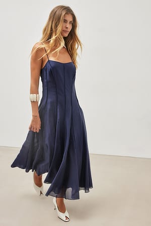 Navy Midi klänning med sömdetaljer