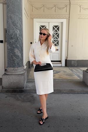Offwhite Åtsittande blazer med knappdetalj