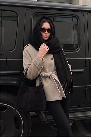 Black Återvunnen mjuk scarf med flätade fransar