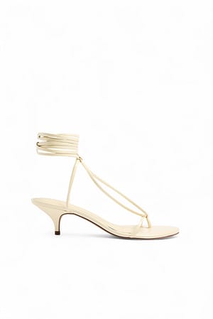 Light Yellow Chaussures à talons avec lanières à nouer