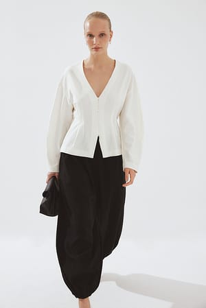 Cream Op maat gemaakte getailleerde blouse met knoopsluiting aan de voorkant
