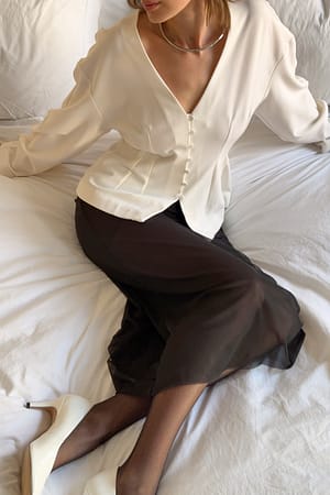 Cream Blusa entallada de corte a medida con botones frontales