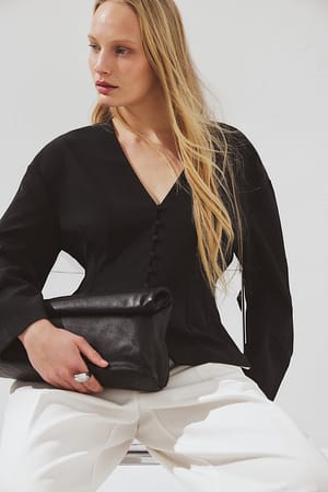 Black Tætsiddende skræddersyet bluse med knapper foran