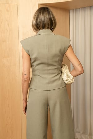 Image 2 of 7