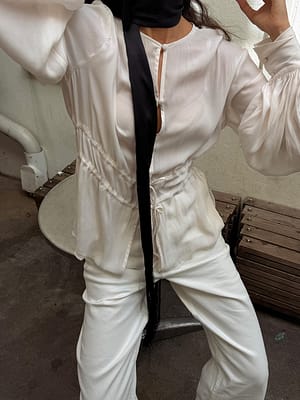 Cream Bluse med ballongermer og knytedetaljer