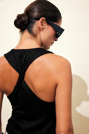 Black Topp med vriden rygg