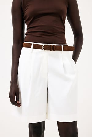 White Shorts med vide ben og middels liv