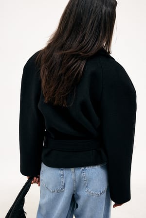 Black Kurzer Mantel mit breiten Schultern