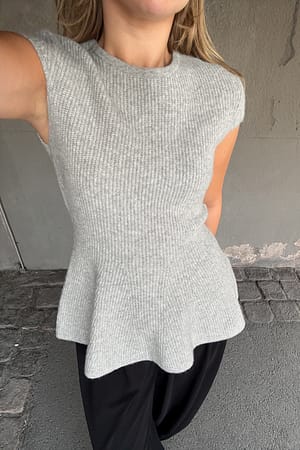 Grey Ribbstickad peplumtop i ullblandning