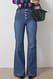 Blue Bootcut-Jeans mit Knopfdetail