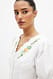 White Top mit Knopfleiste und Stickereidetail