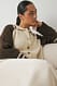 White/Brown Pullover mit Strickkragen in Kontrastfarbe
