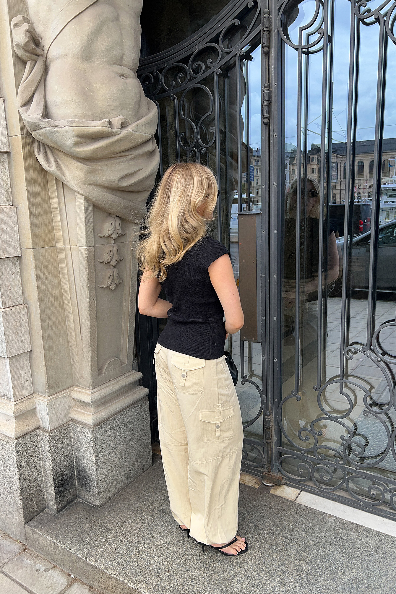 Cargo pants beige — byxor med fickor från NA-KD