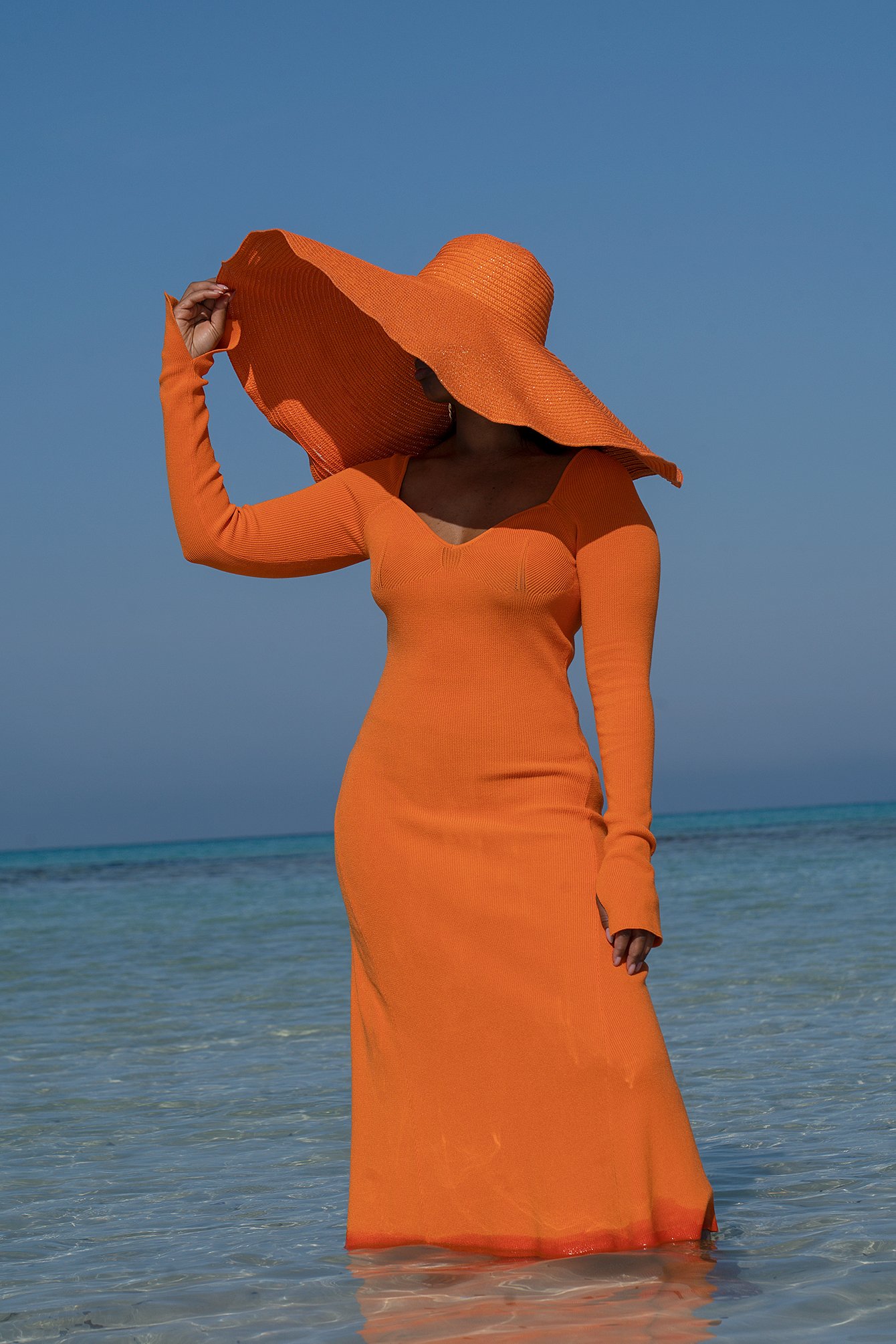 Orange Ribbad klänning med bystdetalj
