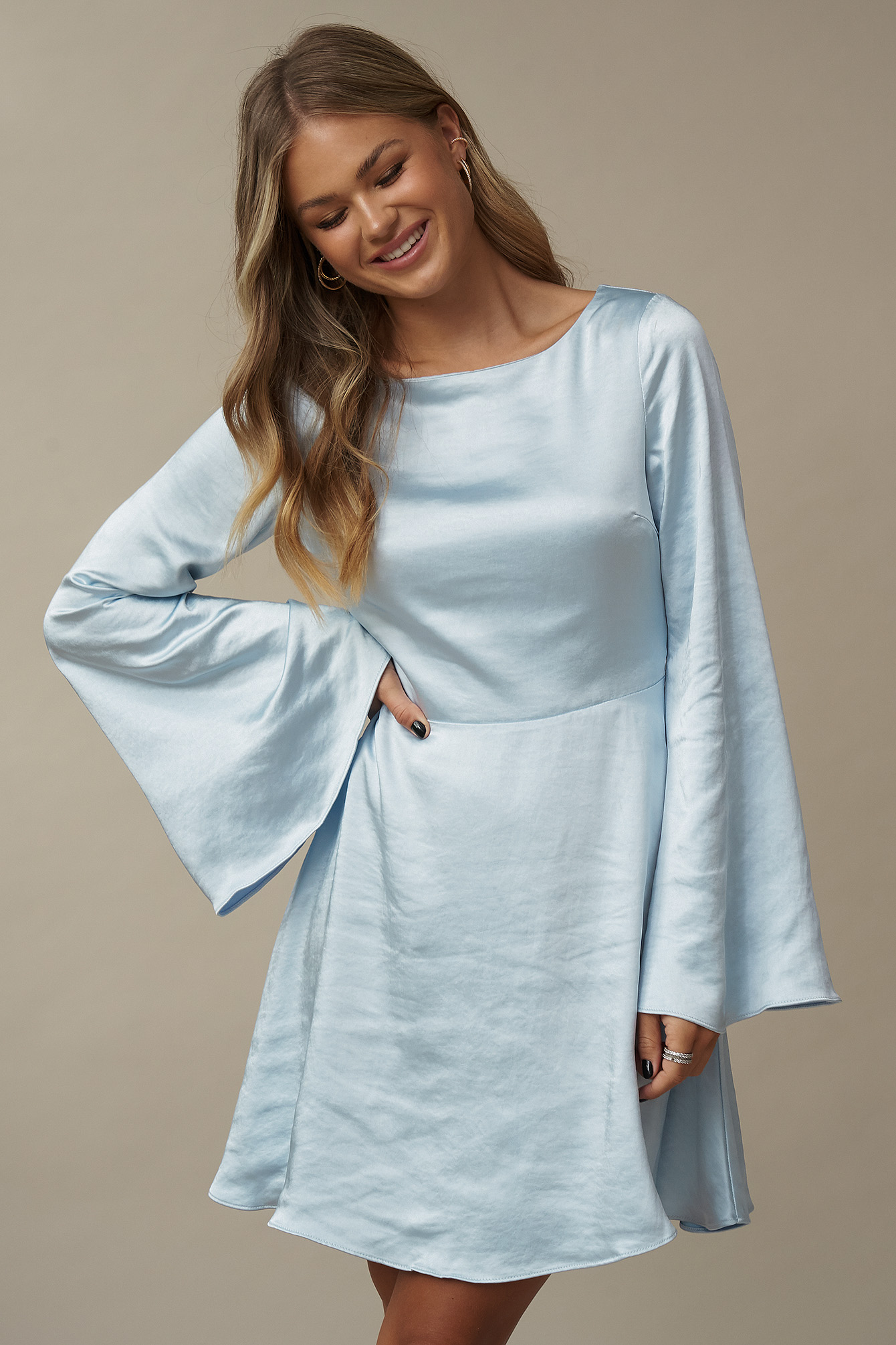 HANNA SCHÖNBERG X NA-KD OPEN BACK FLOWY DRESS - BLUE