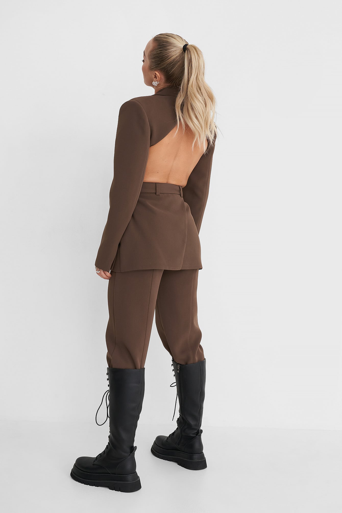 ANGELICA BLICK X NA-KD CUT OUT MARKED SHOULDER BLAZER - BROWN