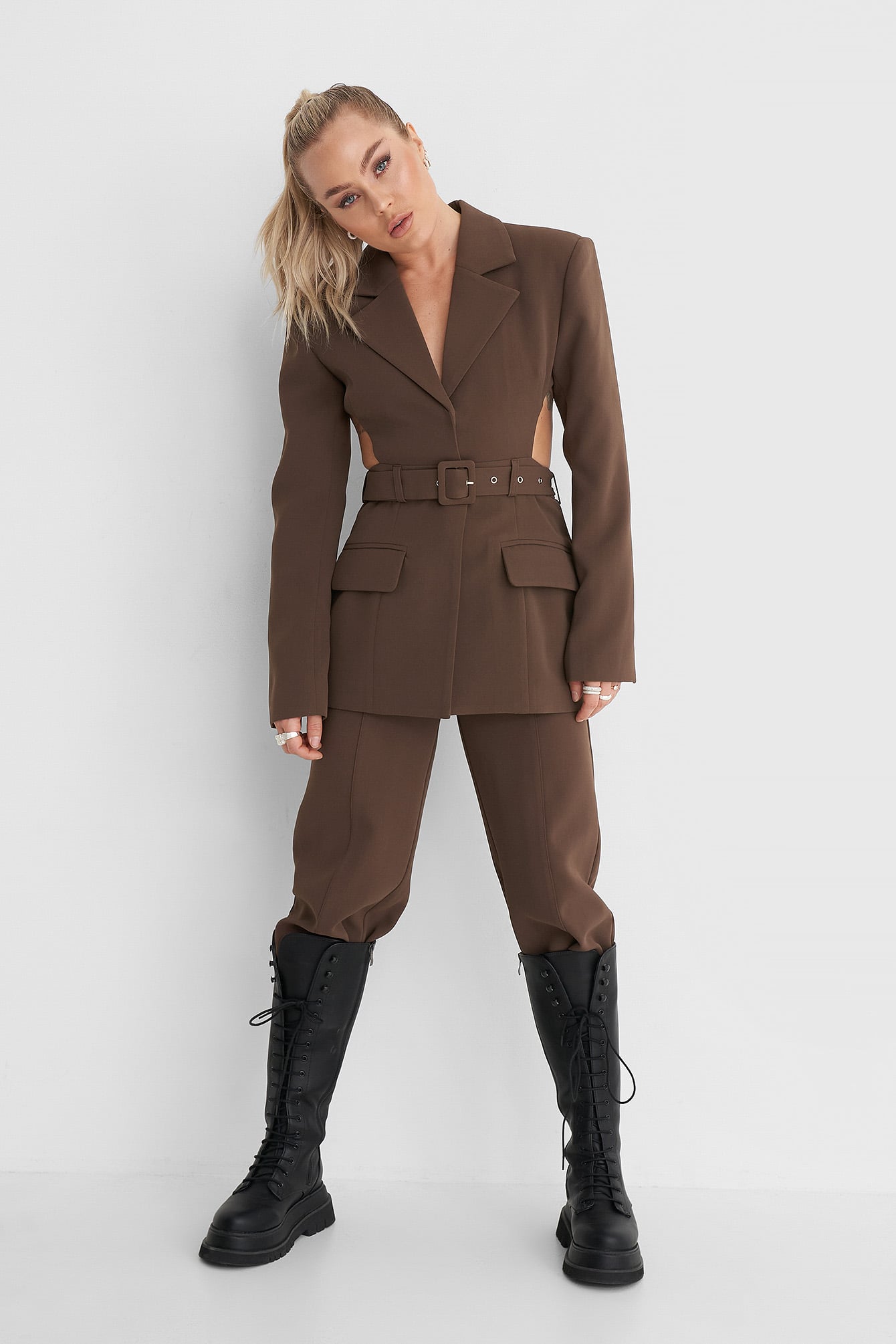 ANGELICA BLICK X NA-KD CUT OUT MARKED SHOULDER BLAZER - BROWN