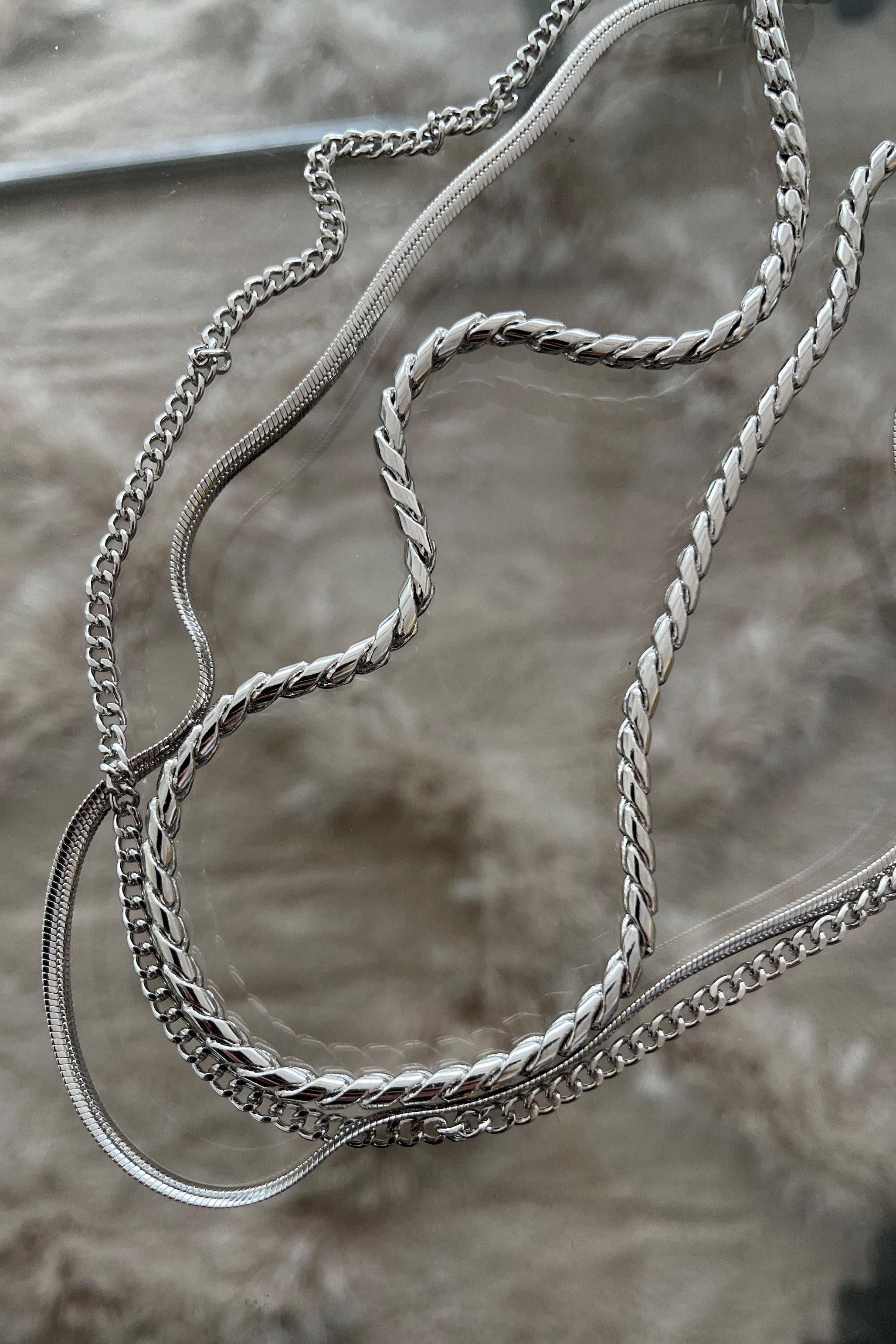 NA-KD Accessories Versilberte glänzende dünne Halskette in Mettallic Damen Schmuck Halsketten 