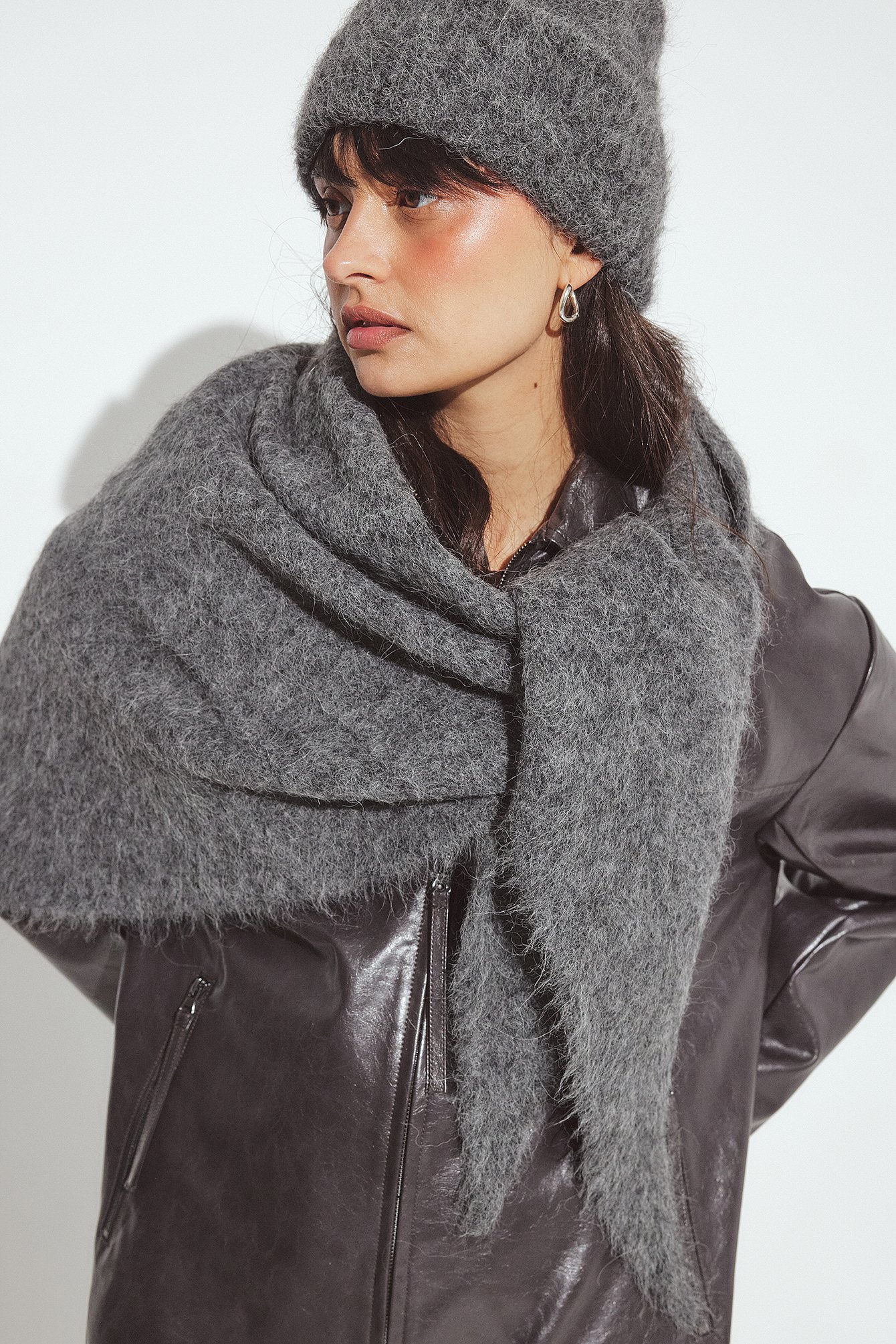 sa.0005AW24 / huge scarf. / gray ソロイスト sa.0005AW24 / huge scarf. / gray soloist