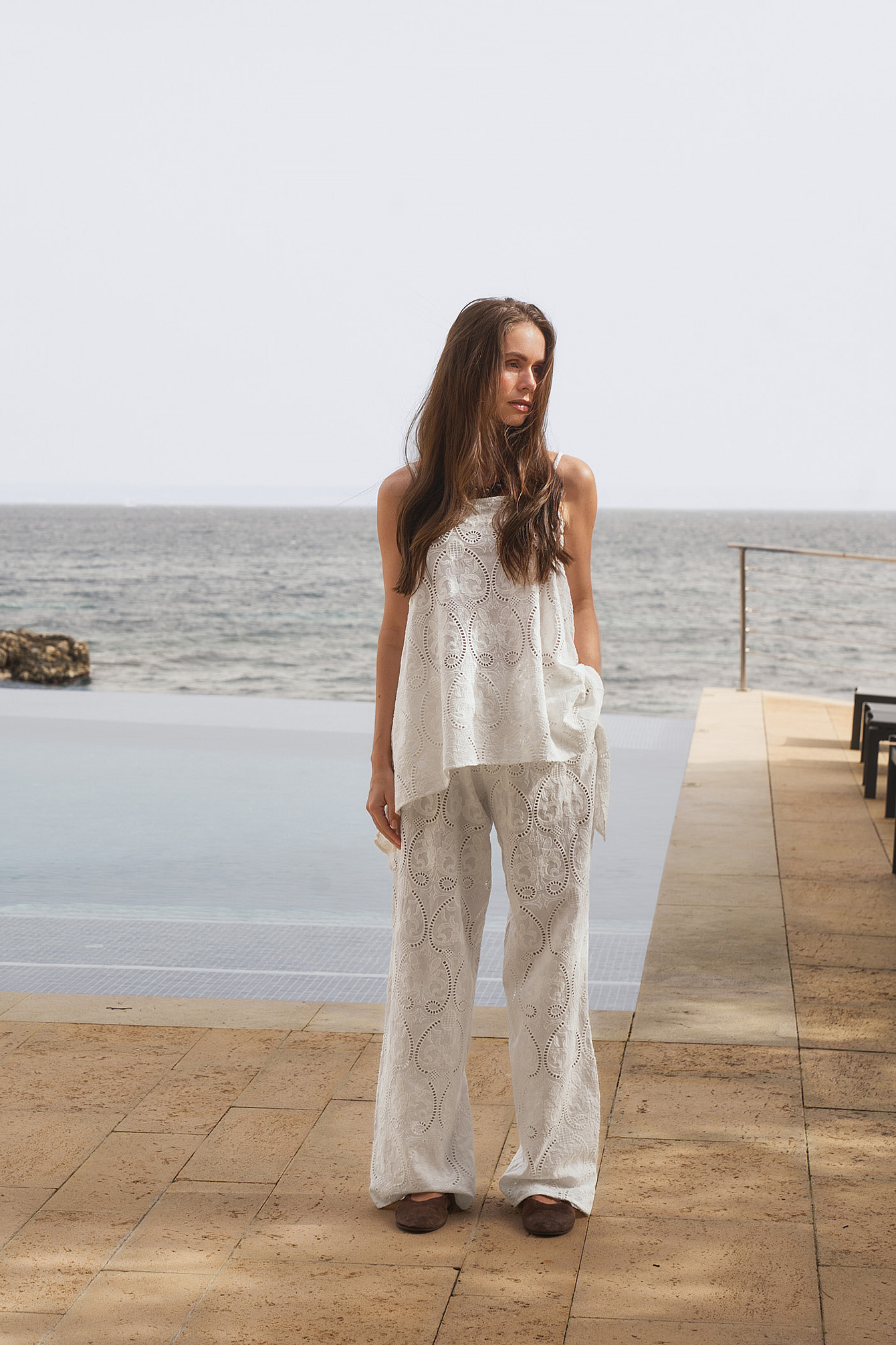Anglaise detail loose pants white — byxor med fickor från NA-KD
