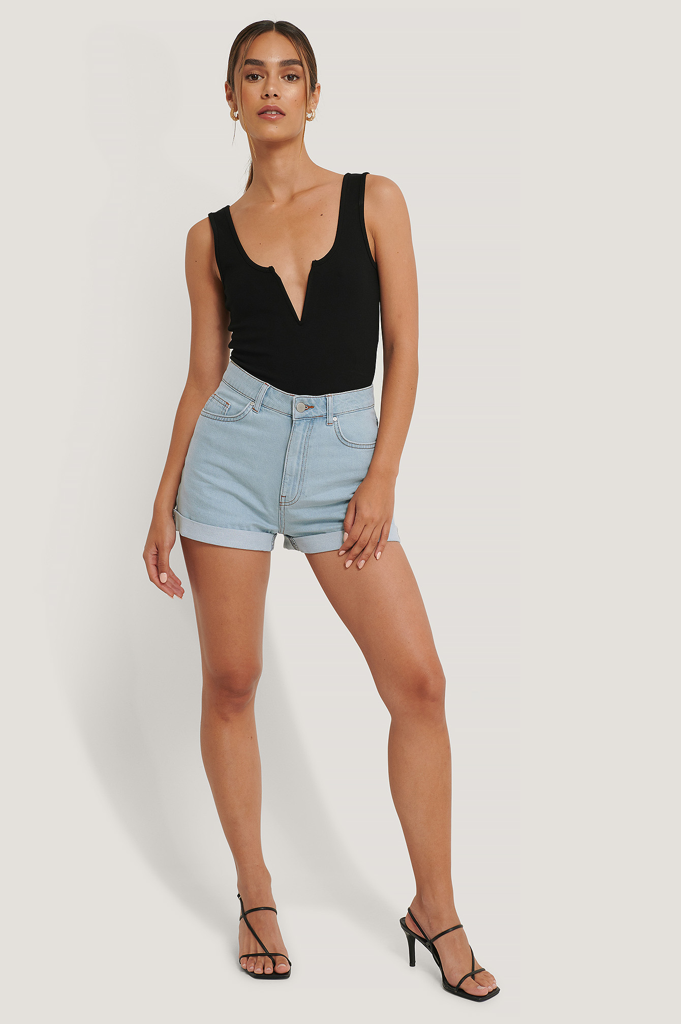 ANIKA TELLER X NA-KD DEEP V-CUT BODY - BLACK