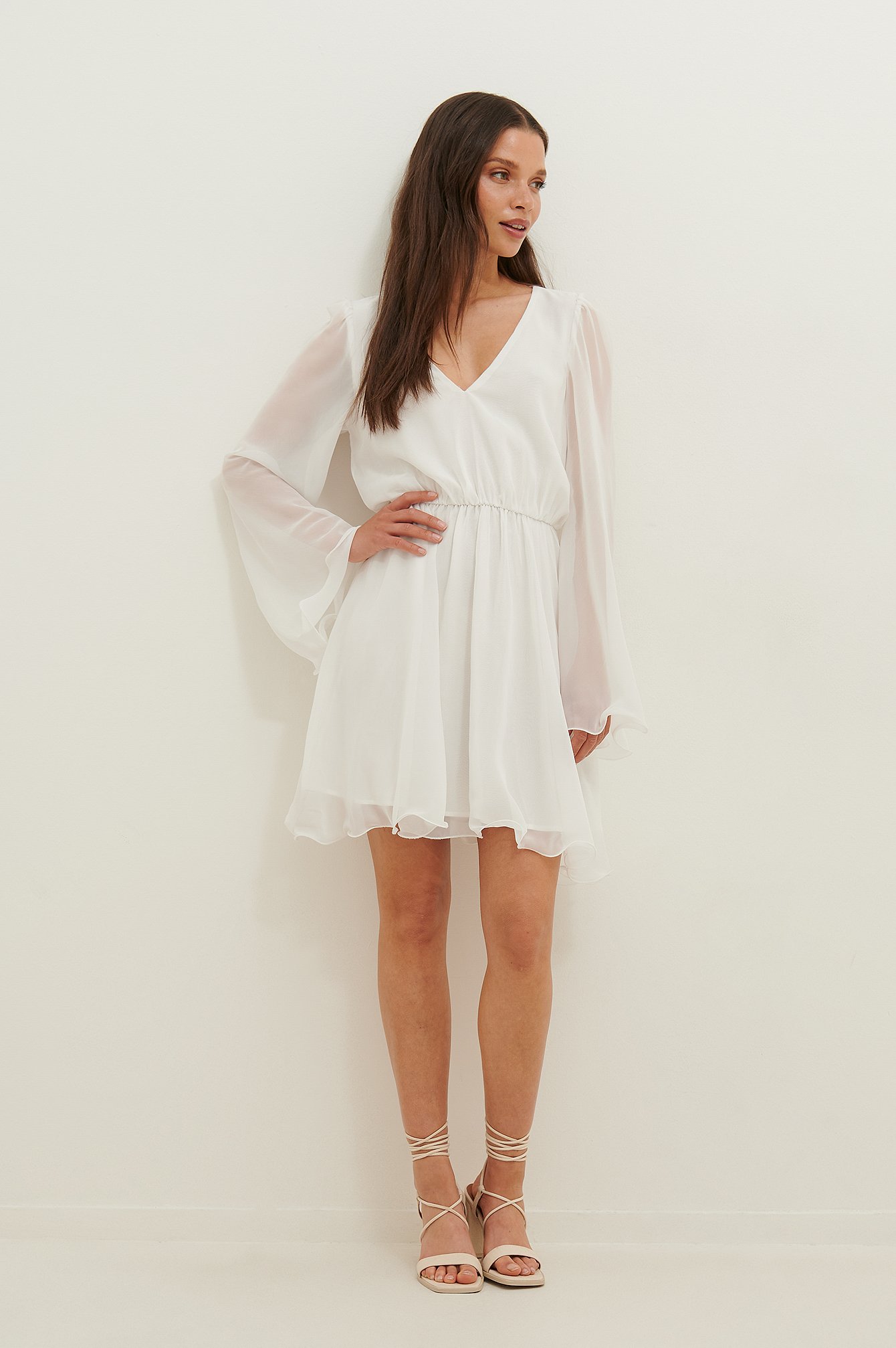 White Gerecycleerd chiffon mini-jurk met brede mouwen