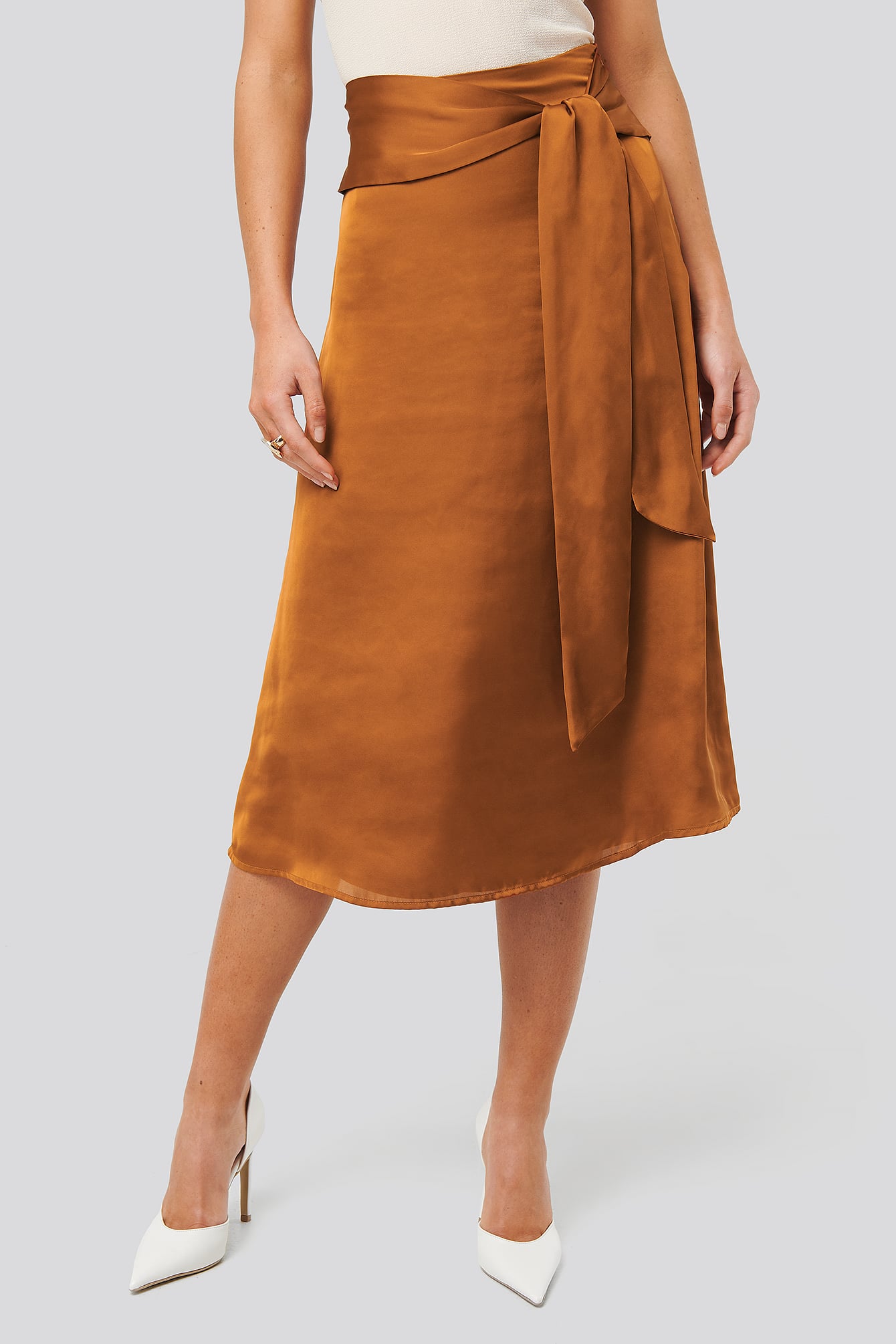 ANNA SKURA X NA-KD TIE WAIST SATIN SKIRT - ORANGE
