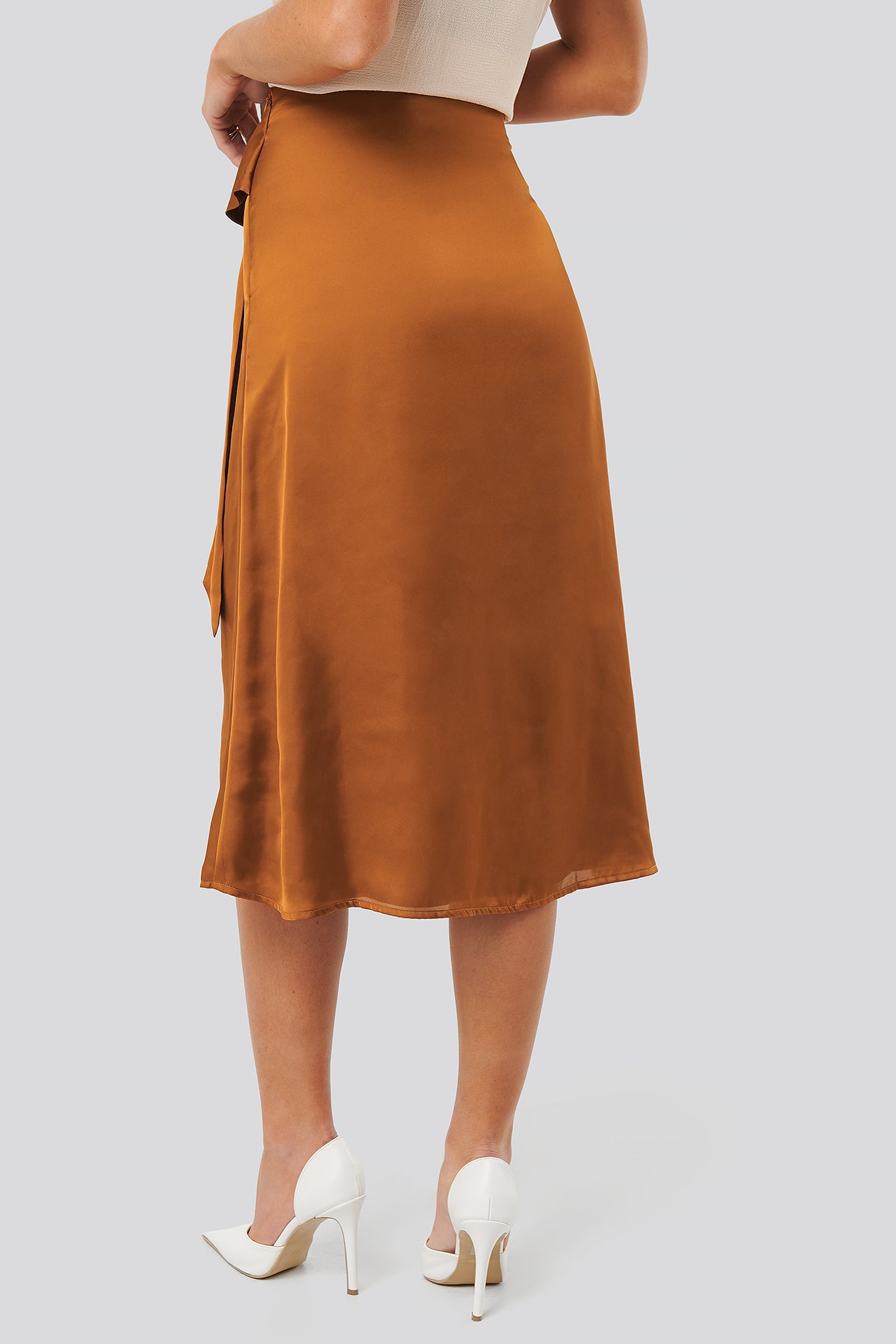 ANNA SKURA X NA-KD TIE WAIST SATIN SKIRT - ORANGE