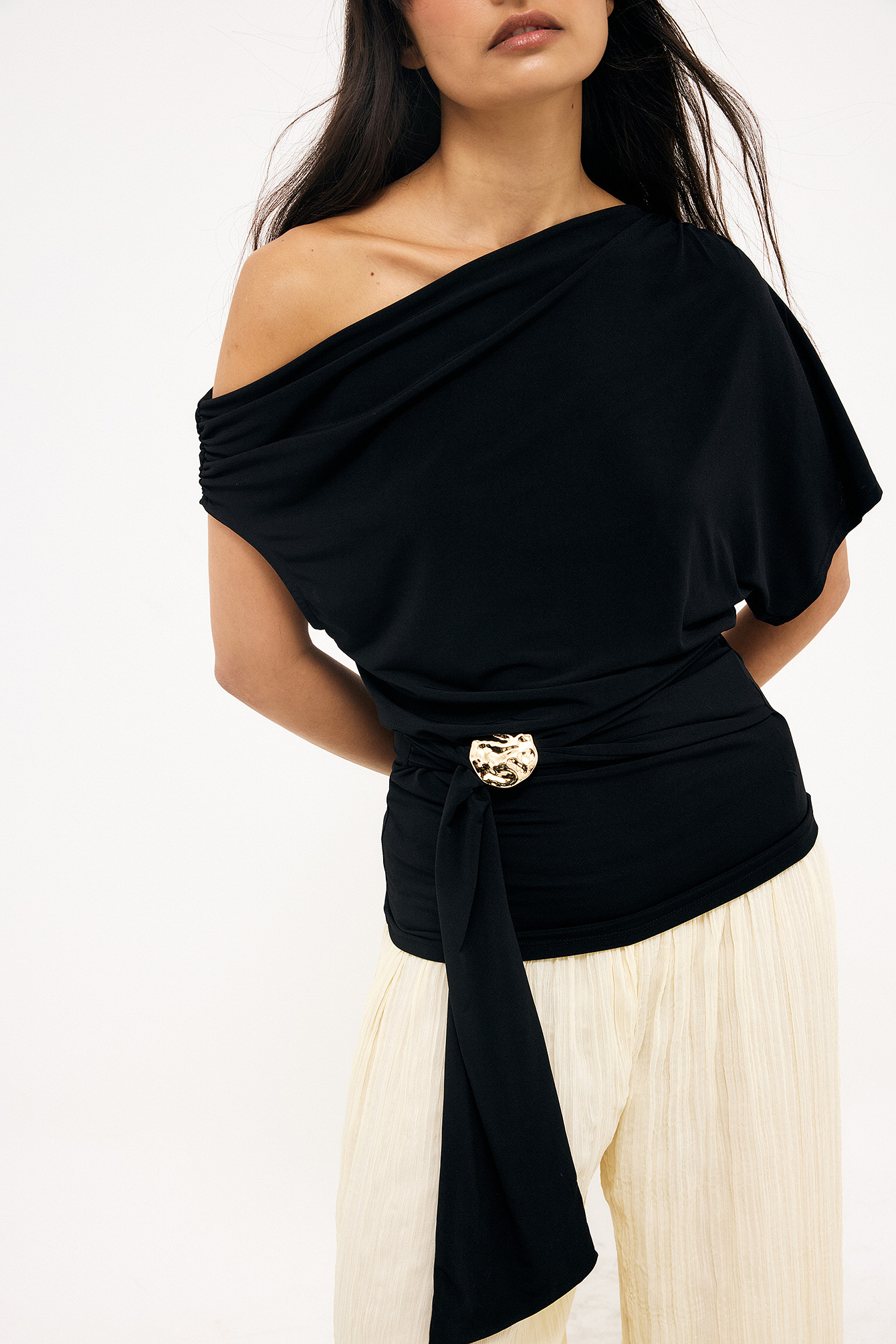 Asymmetrische jersey top met gesp - Basic Tops - Zwart - S - NA-KD / NAKD