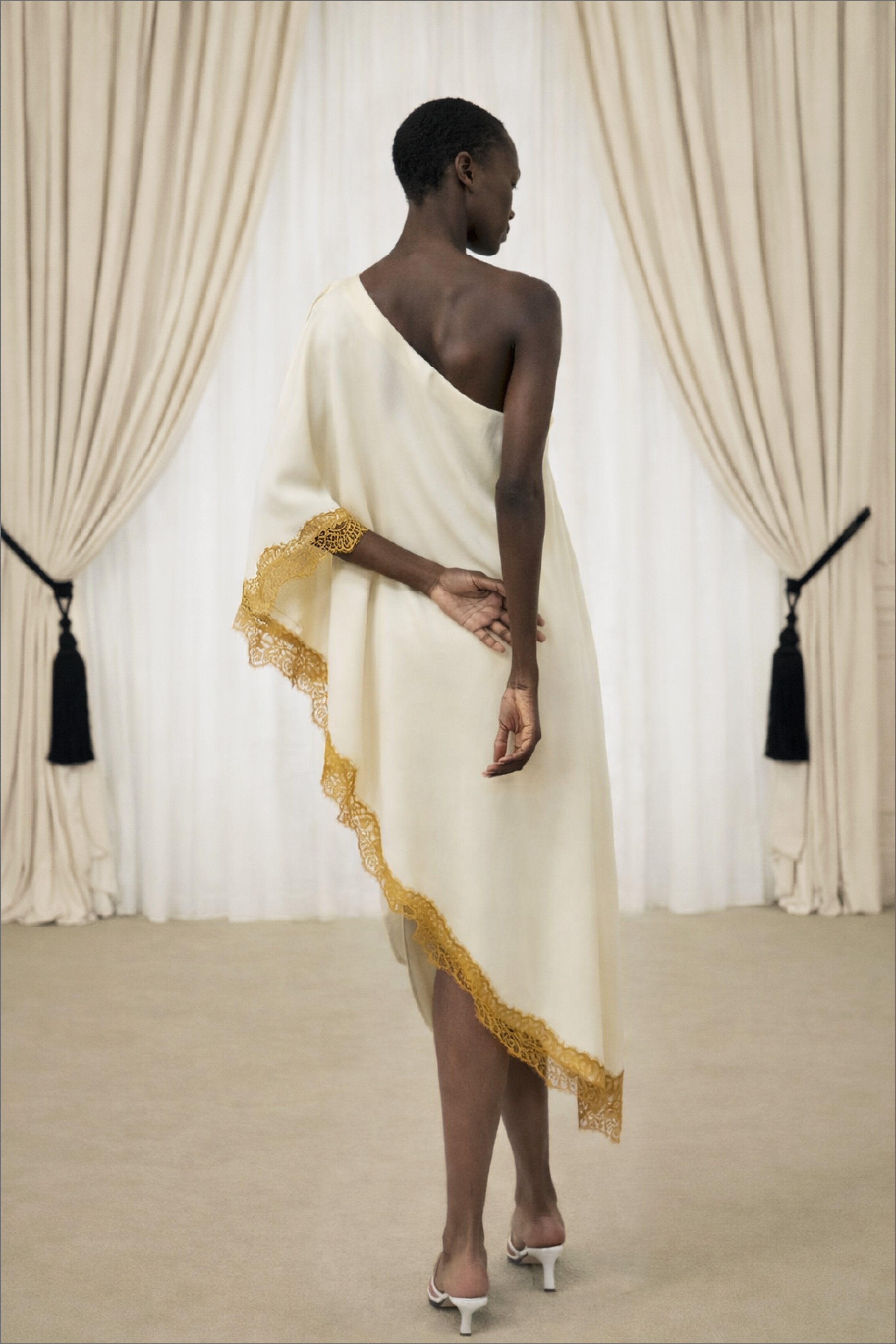 NA-KD Asymmetrische jurk met kanten rand - Feestjurken - Geel - EU 40 - NA-KD / NAKD