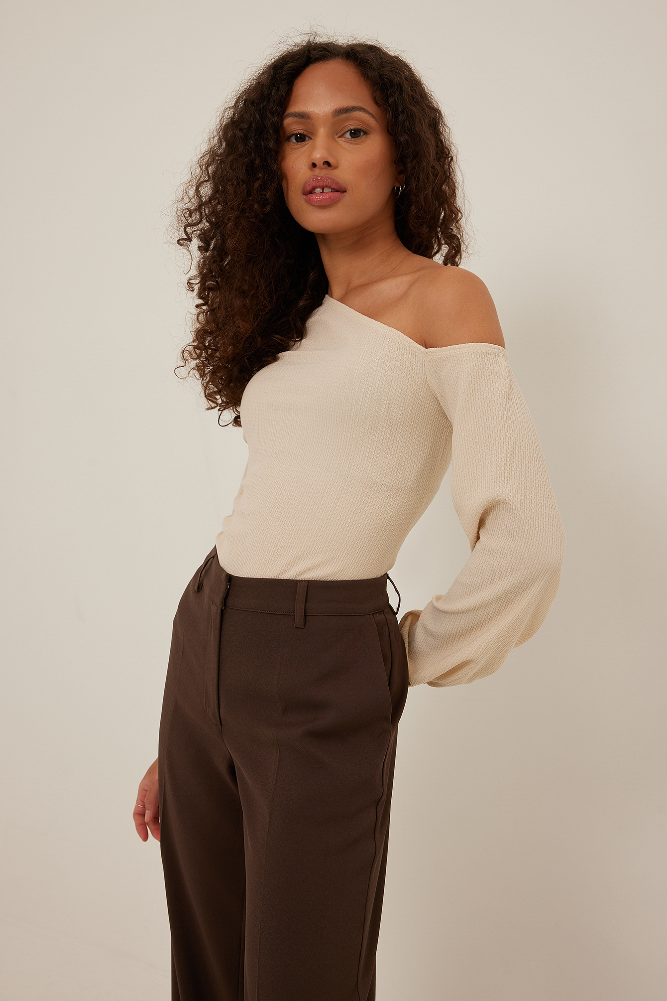 Asymmetric Off Shoulder Top Beige | na 