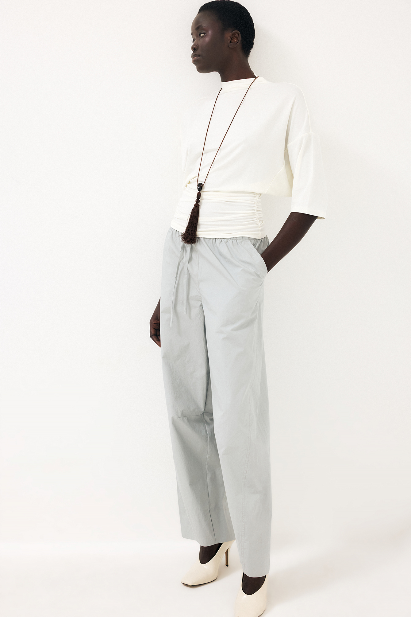Barrel cotton pants light grey — byxor med fickor från NA-KD