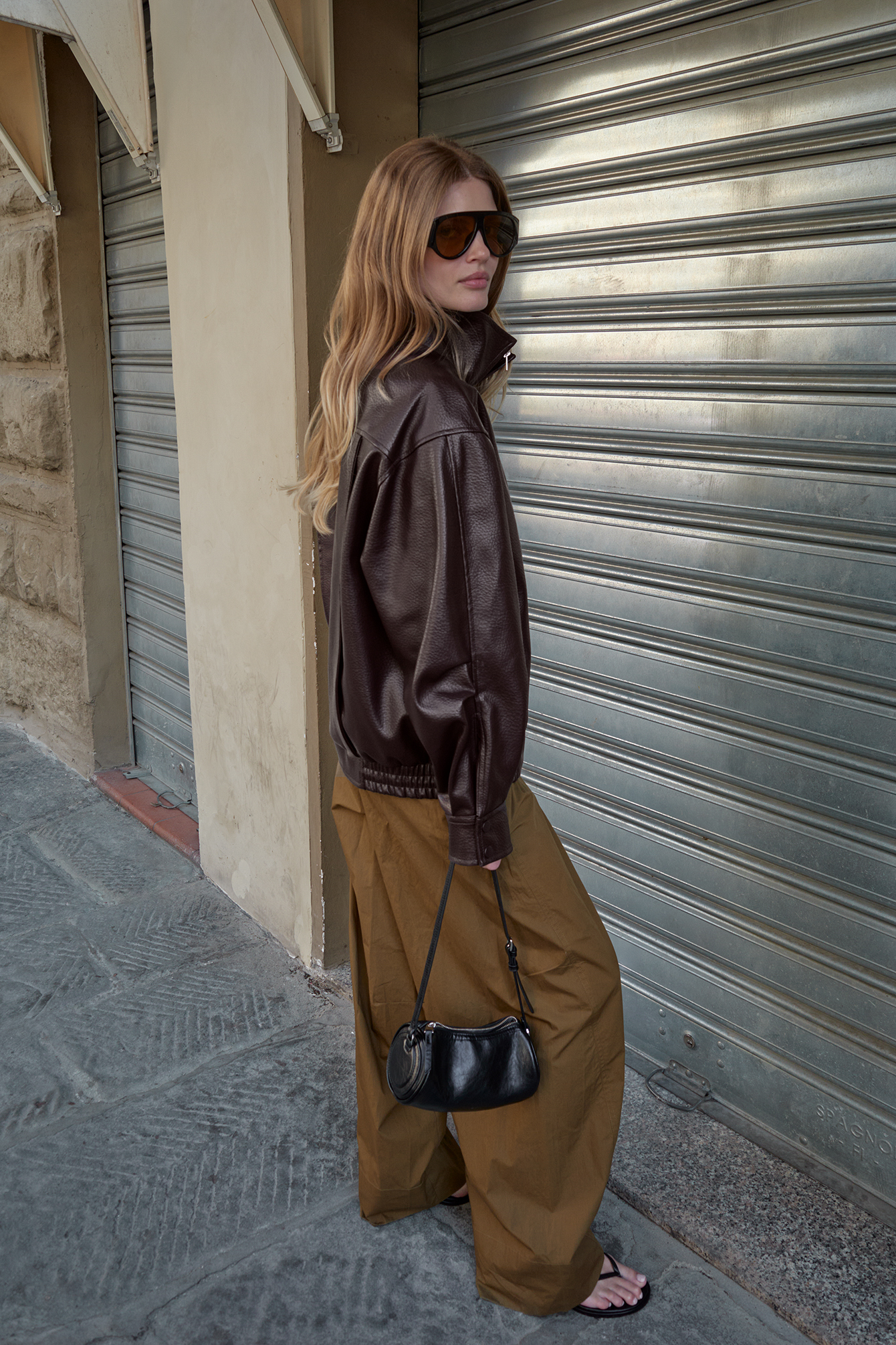 Barrel cotton pants olive — byxor med fickor från NA-KD