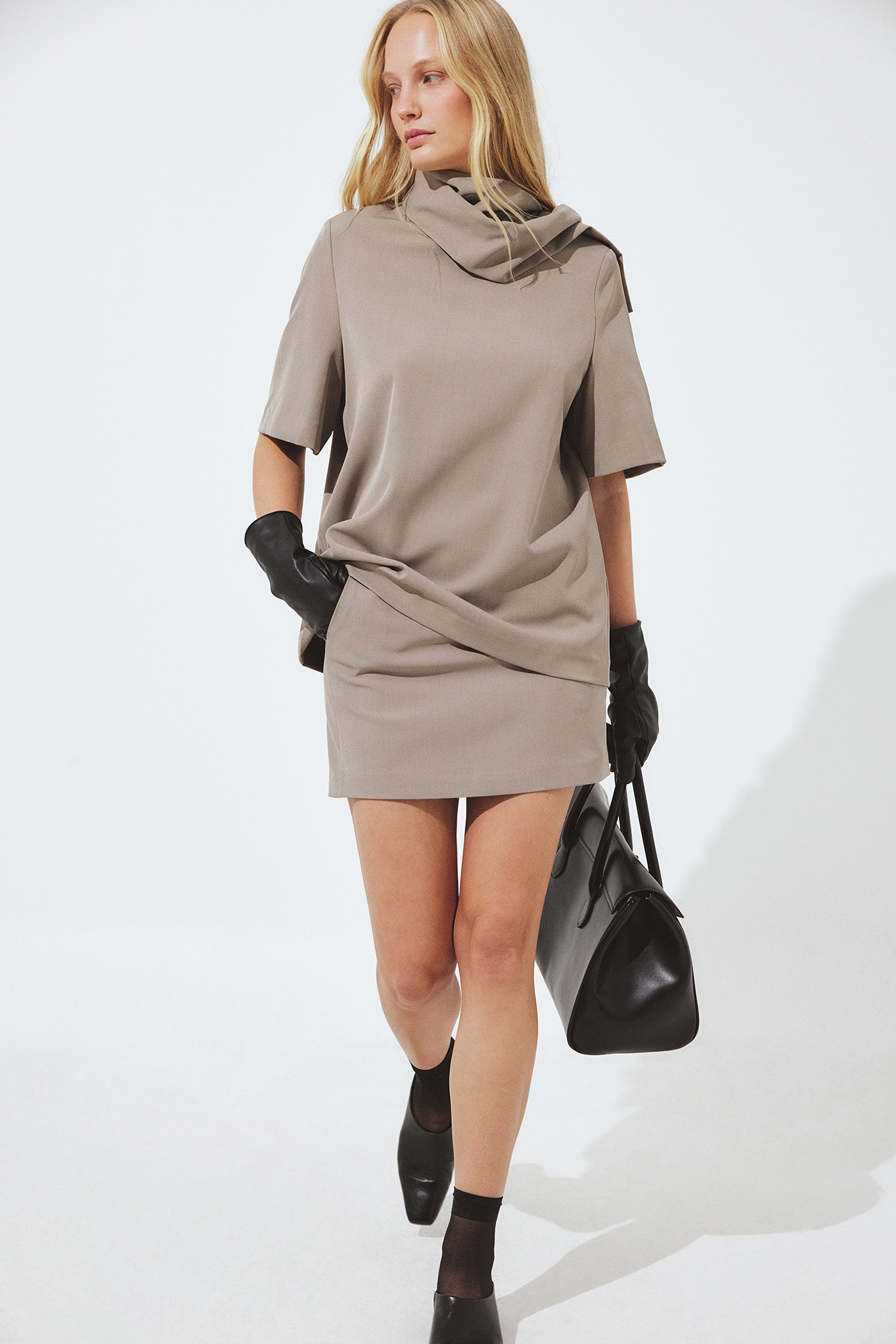 Belt loop mini skirt light taupe — kjol med fickor från NA-KD