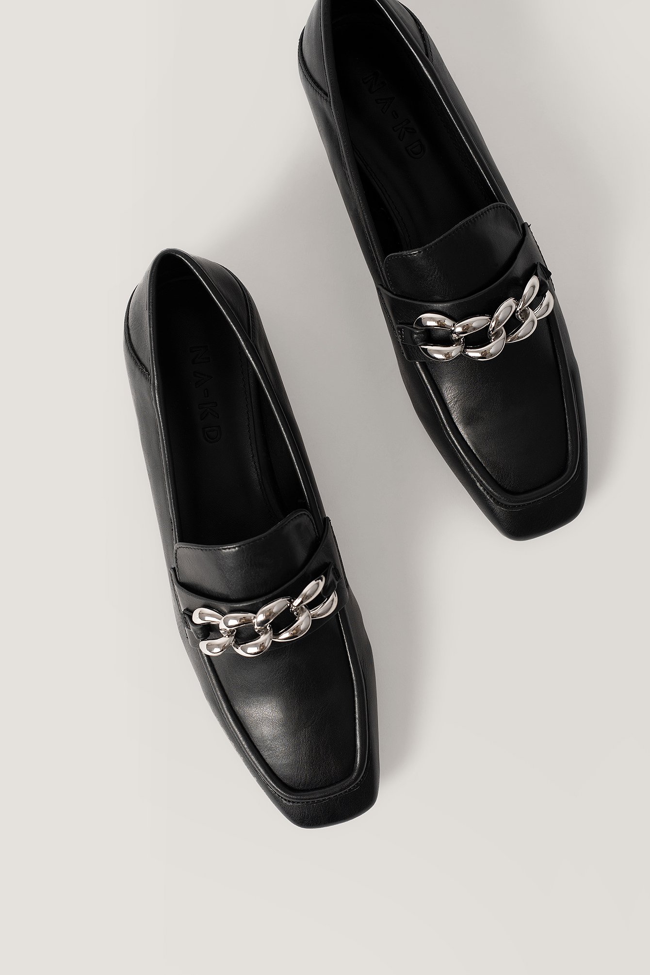 Big Chain Fold In Loafers Black
