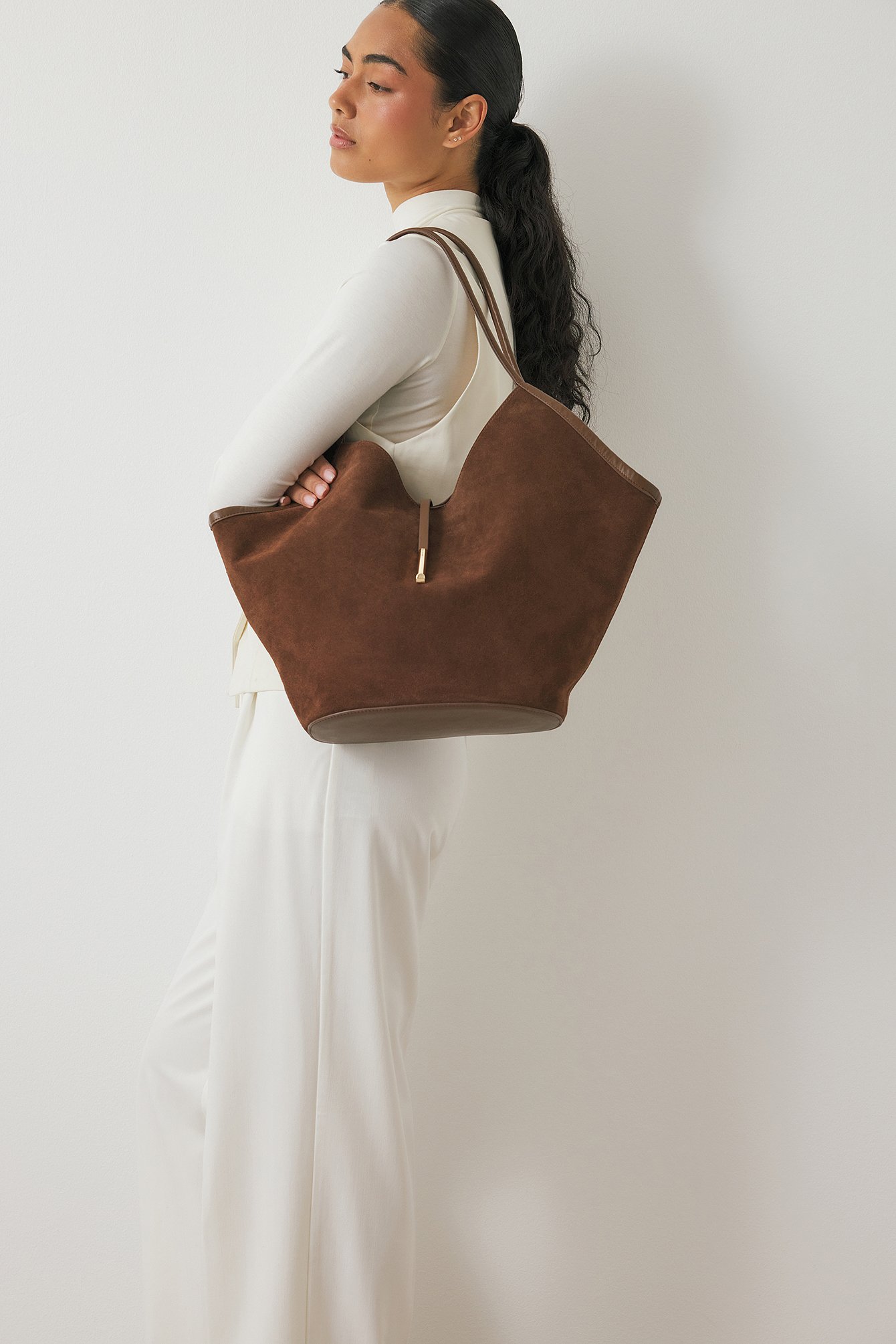 NA-KD Big Triangular Suede Tote - Bags - Brown - One Size - NA-KD / NAKD